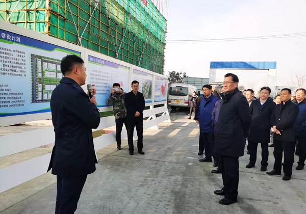 新廠房地上部分加緊建設(shè)中，徐州經(jīng)開區(qū)重大產(chǎn)業(yè)項(xiàng)目觀摩團(tuán)調(diào)研聯(lián)東U谷·徐州